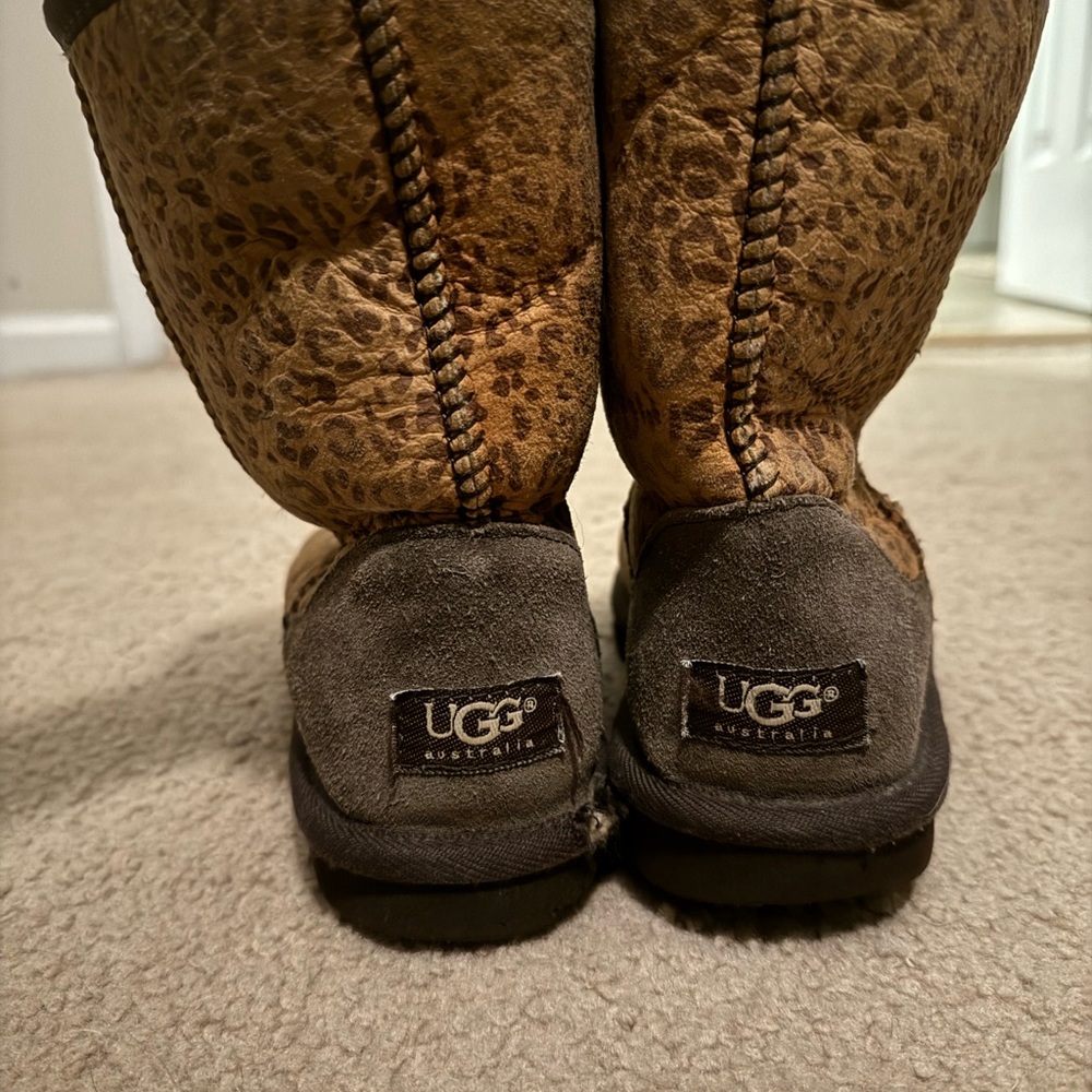 Ugg Size 7 - image 3